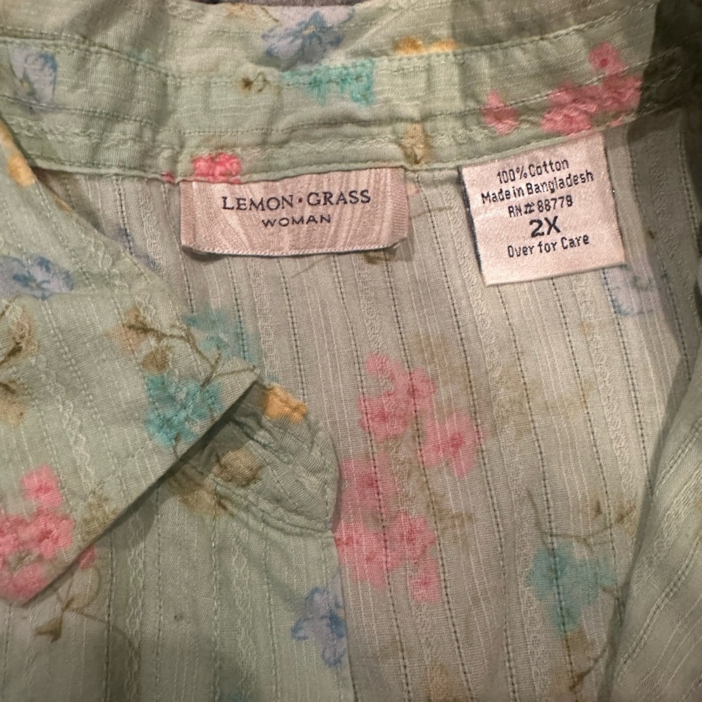 Floral Button-up Blouse - Picture 2 of 2
